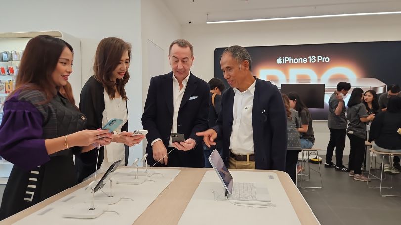 OPENING: Dari kiri: Farah Fausa, Lingga Fransiska, Anthony Cottan dan Sutoto Yakobus di pembukaan counter Digimap Apple Premium Partner di Ciputra World Surabaya yang semakin melengkapi tenant HP.