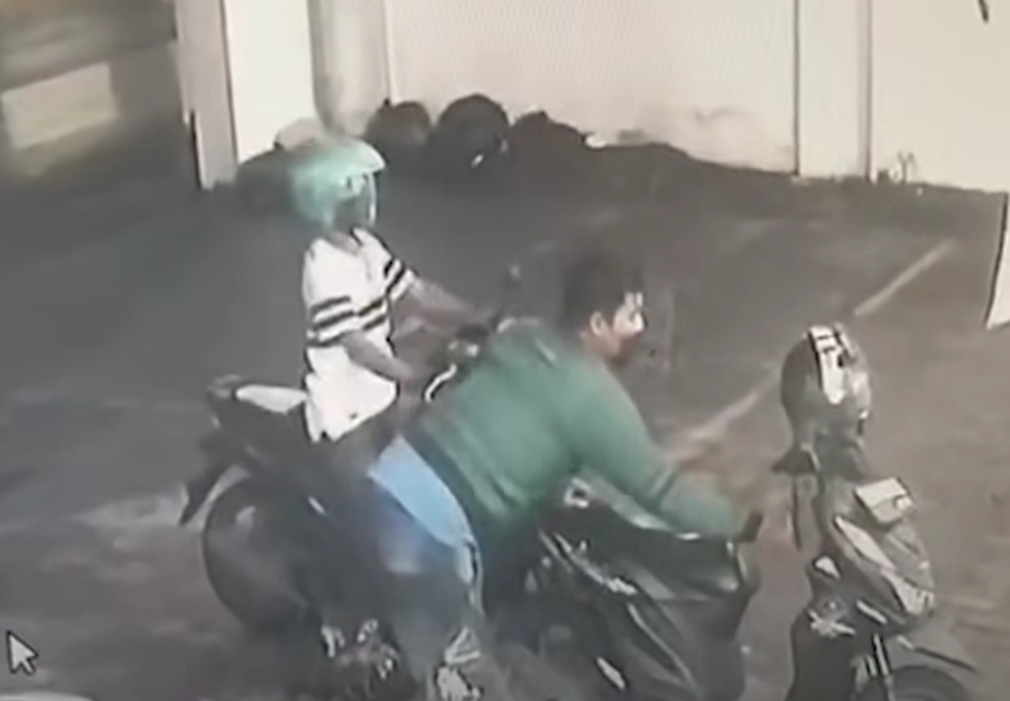 BERAKSI : Pelaku curanmor saat beraksi mencuri motor korban di minimarket Jalan Siwalankerto, Surabaya. Aksinya Terekam CCTV. (IST/RADAR SURABAYA)