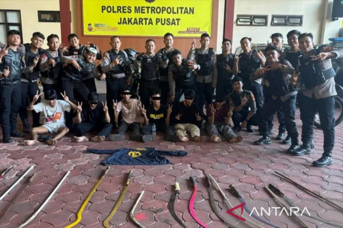 BERGAYA : Enam remaja yang diamankan Polres Metro Jakarta Pusat hendak twuran di Jalan Pal Putih, Jakarta Pusat. (ANTARA/RADAR SURABAYA)
