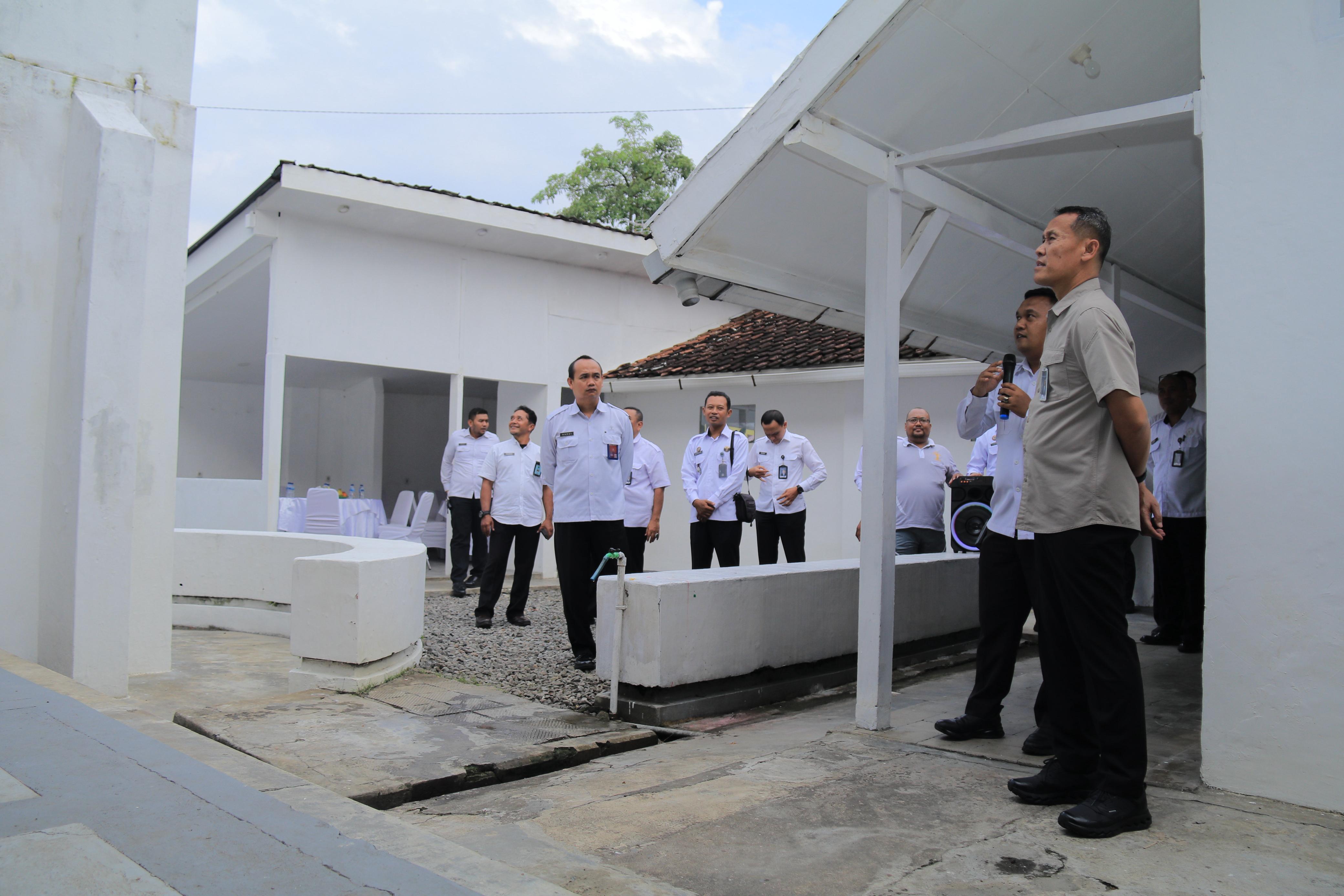 FASILITAS: Kakanwil Ditjenpas Jawa Timur, Kadiyono (kanan), meresmikan tiga layanan baru di Lembaga Pemasyarakatan Kelas IIB Tulungagung.
