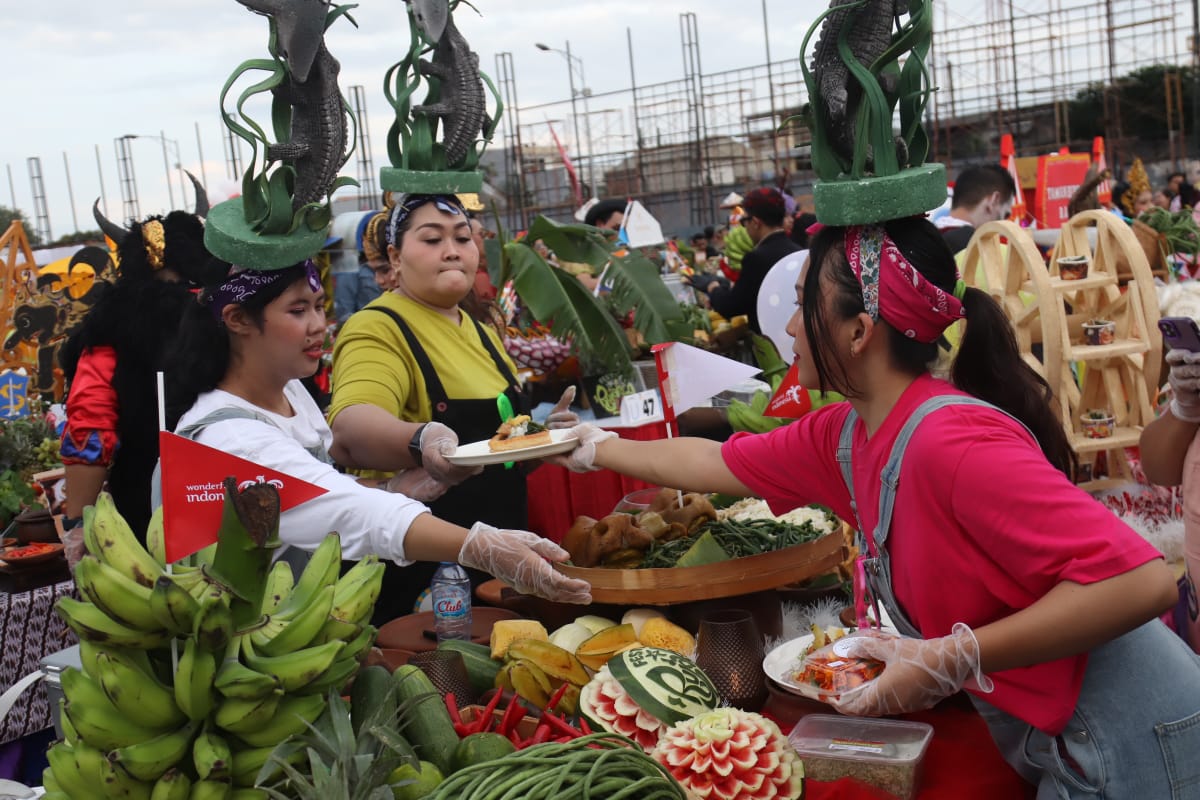 KOMPAK DAN SEMANGAT: Peserta Festival Rujak Uleg 2025 di Surabaya. (SURYANTO/RADAR SURABAYA)
