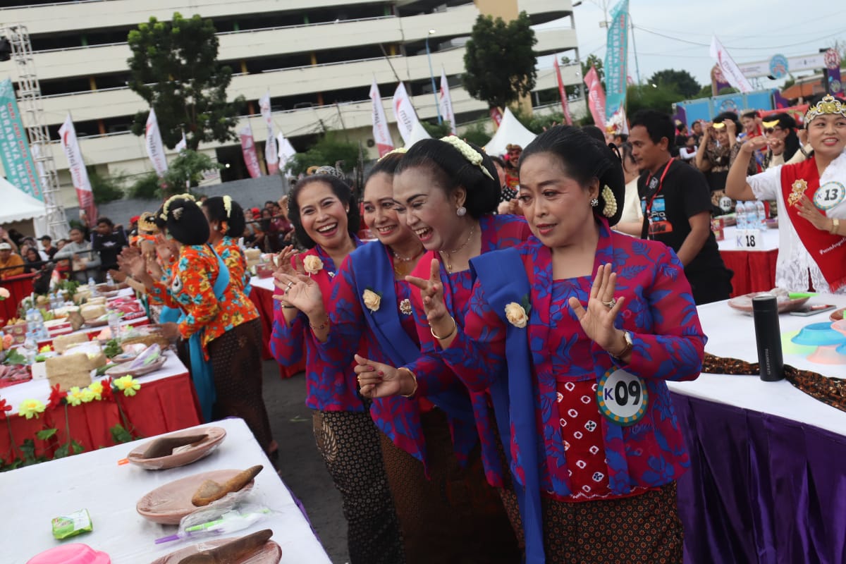 CANTIK: Peserta Festival Rujak Uleg 2025 di Surabaya. (SURYANTO/RADAR SURABAYA)