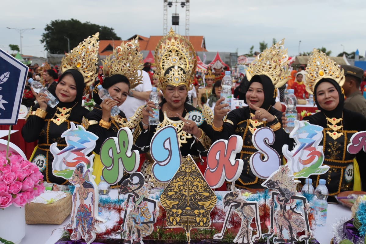 ELEGAN: Peserta Festival Rujak Uleg 2025 di Surabaya. (SURYANTO/RADAR SURABAYA)