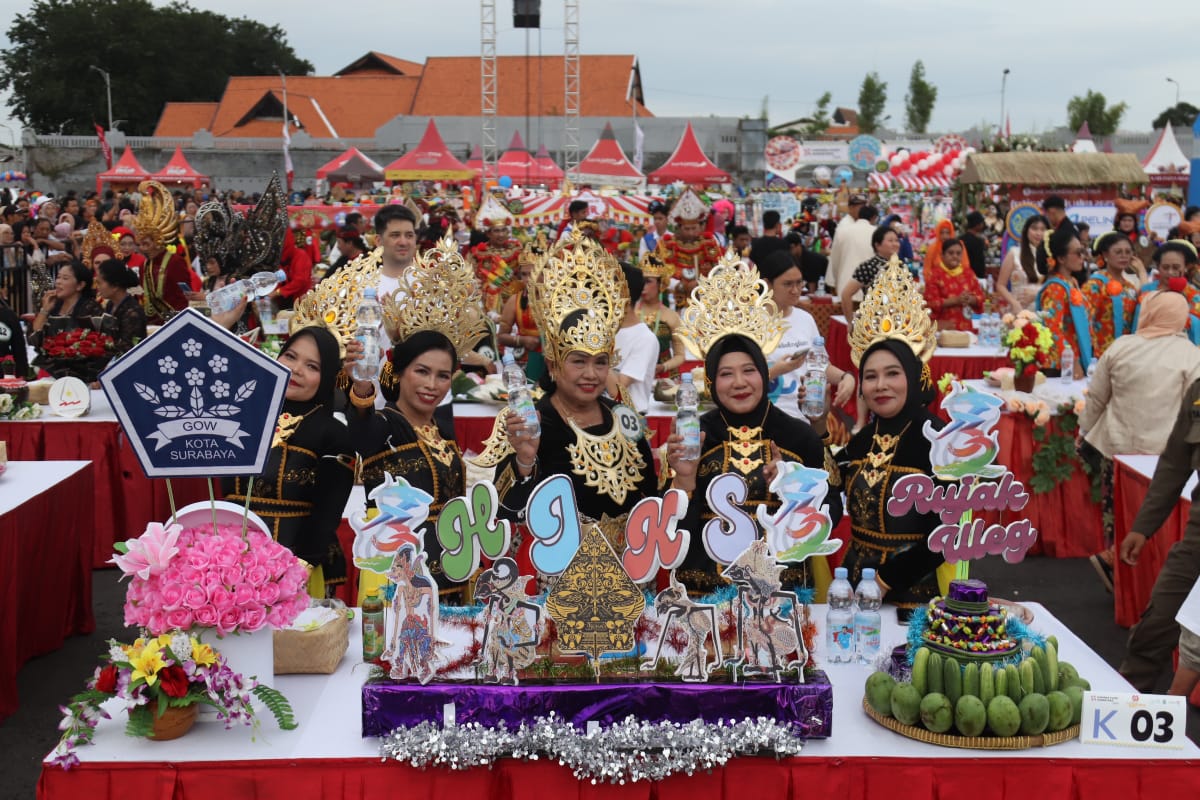 SEMANGAT: Peserta Festival Rujak Uleg 2025 di Surabaya. (SURYANTO/RADAR SURABAYA)