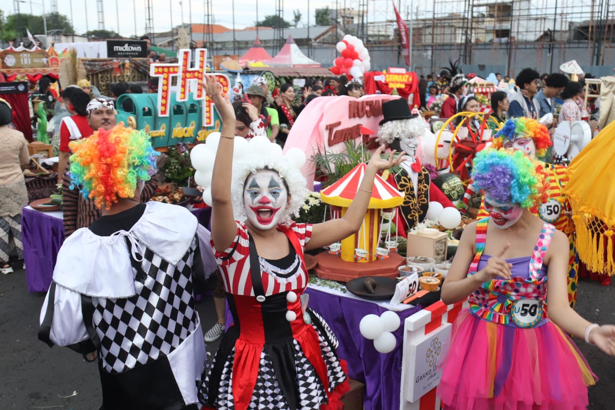 UNIK: Festival Rujak Uleg 2025 di Surabaya. (SURYANTO/RADAR SURABAYA)