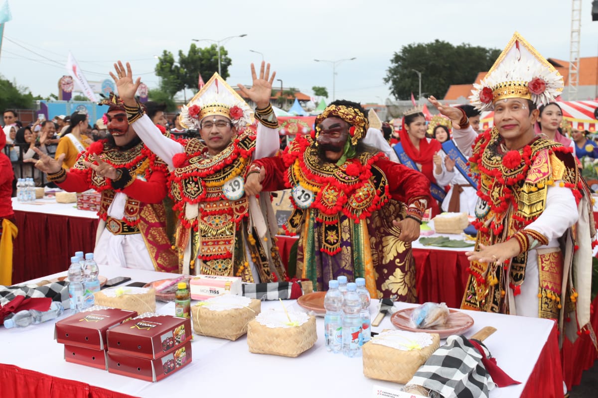 KOMPAK: Peserta Festival Rujak Uleg 2025 di Surabaya. (SURYANTO/RADAR SURABAYA)