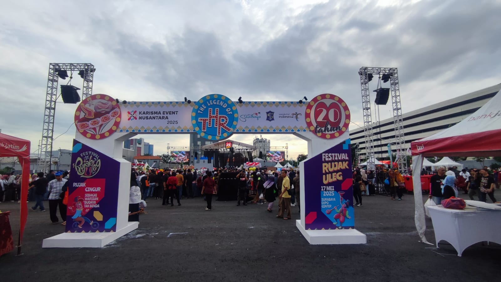 ANYAK HIBURAN: Warga mulai berdatangan untuk menyaksikan Festival Rujak Uleg di Surabaya Expo Center. (DIMAS MAHENDRA/RADAR SURABAYA)