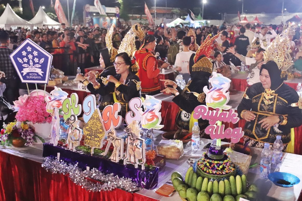 HEBOH: Kemeriahan dari peserta Festival Rujak Uleg 2025. (SURYANTO/RADAR SURABAYA)