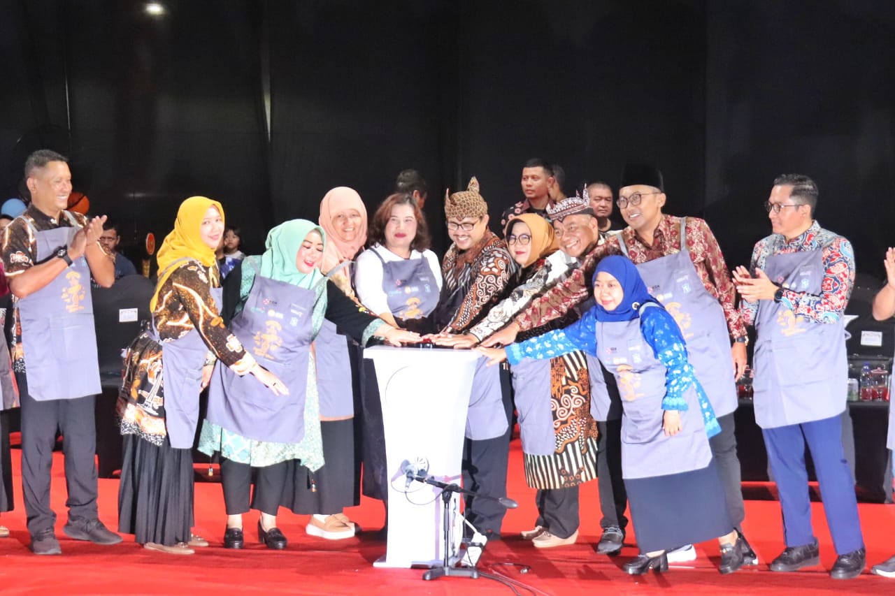 SUKSES: Festival Rujak Uleg 2025 dihadiri dan dibuka oleh Sekda Surabaya M Ikhsan. (SURYANTO/RADAR SURABAYA)
