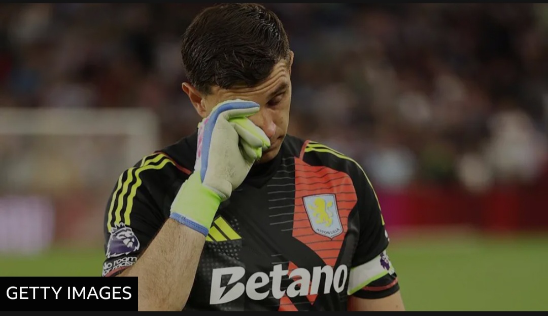 Air mata Emiliano Martinez saat laga berakhir telah menimbulkan spekulasi bahwa ia mungkin mengucapkan selamat tinggal kepada para penggemar Villa.
