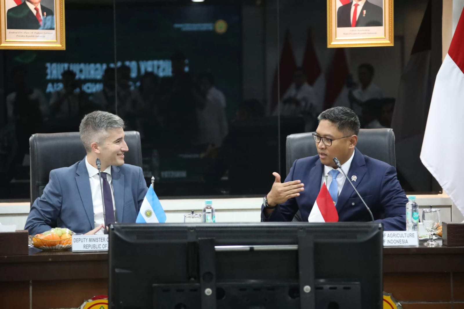 KERJA SAMA : Wamentan Indonesia Sudaryono bersama Wamentan Argentina Agustin Tejeda Rodriguez saat membahas investasi kedua negara. Ada syarat yang harus dipenuhi Argentina. (JPC/RADAR SURABAYA)