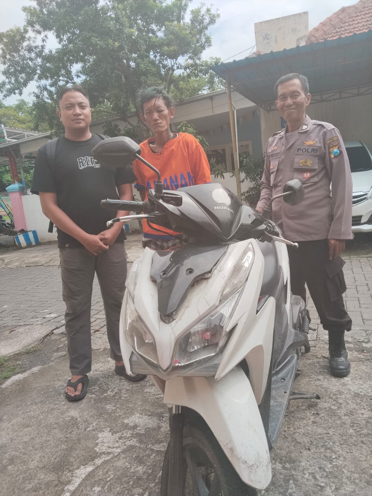 BABAK BELUR : Tersangka curanmor SA diamankan Polsek Kenjeran usai dihajar massa. Ia ketahuan korban sat mencuri motor di Jalan Bulak Kalitinjang, Surabaya. (IST/RADAR SURABAYA)