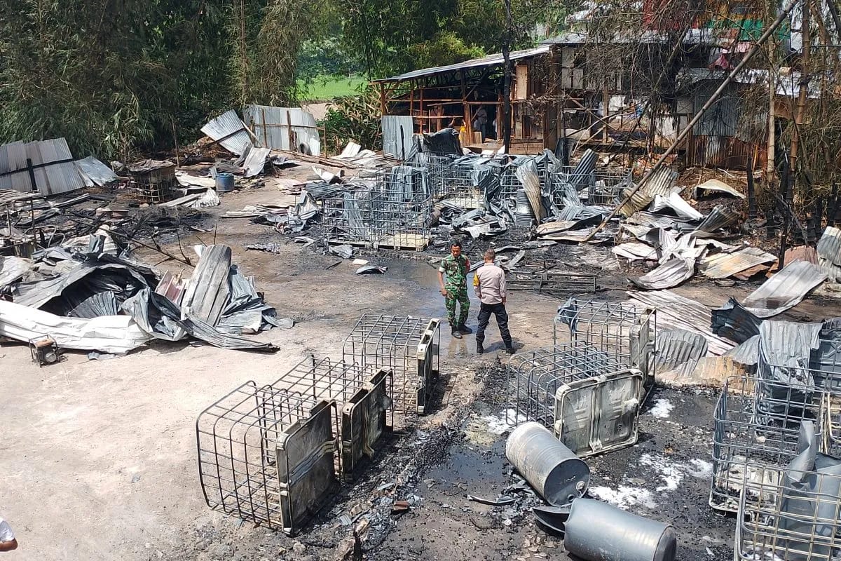 LUDES : Nampak beberapa tandon yang dimodifikasi hangus terbakar di gudang penyimpanan BBM illegal di Bukittinggi, Sumatera Utara. (ANTARA/RADAR SURABAYA)
