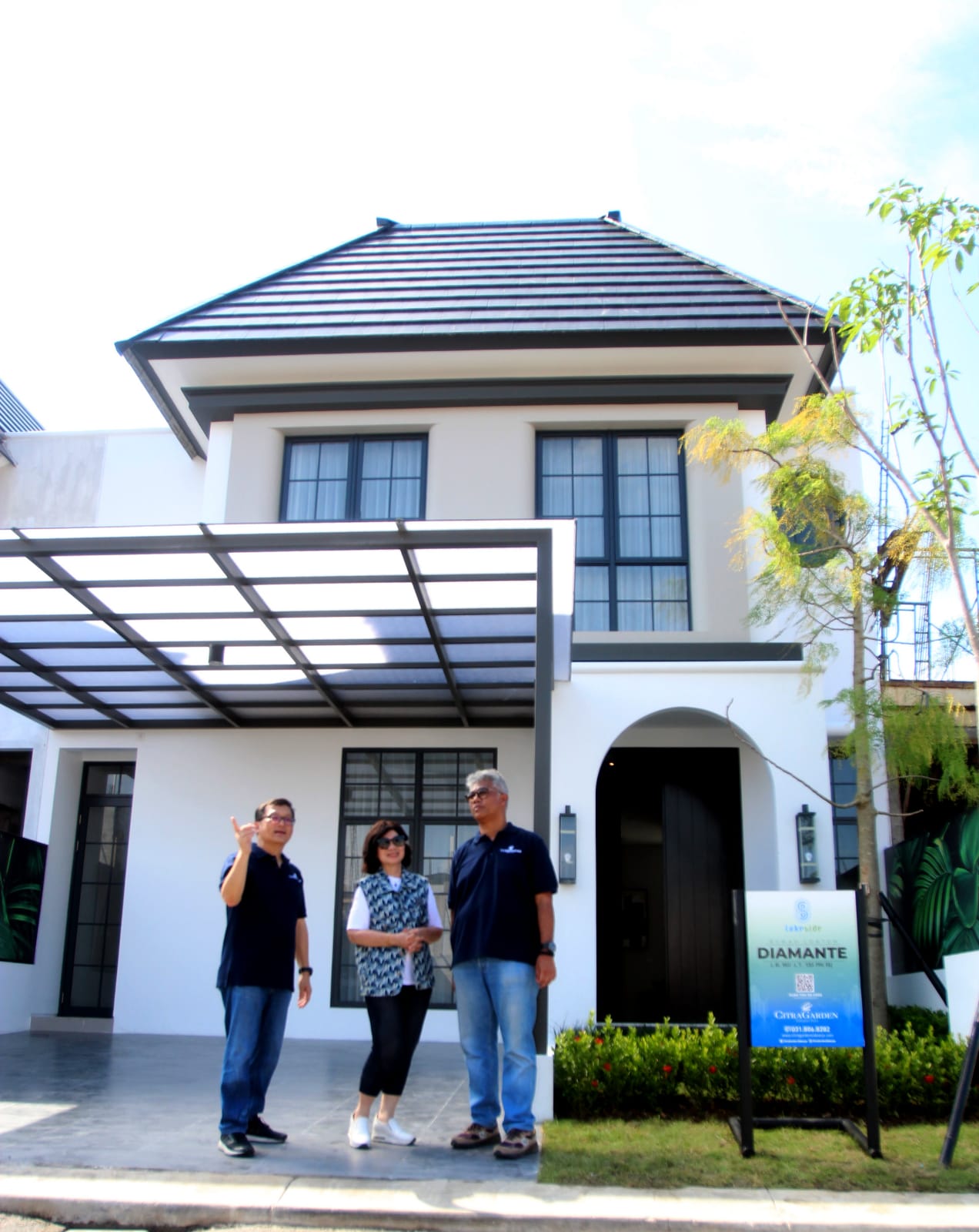 TIPE PREMIUM: Dari kiri : Indra Purnama, Christin Dewati Iguna dan Agungkrisprimandoyo meninjau rumah conoth tipe Diamante, rumah lake view yang membidik segmen premium di CitraGarden, Sidoarjo.