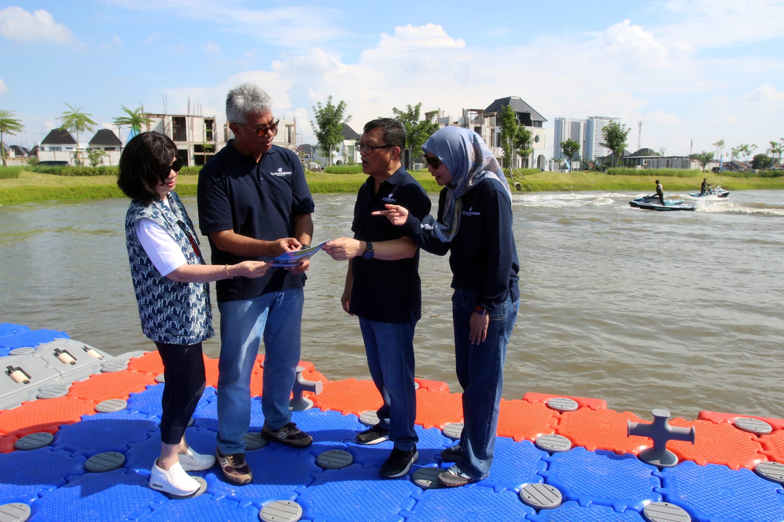 LAUNCHING: Dari kiri: Christin Dewati Iguna, Agung Krisprimandoyo, Indra Purnama dan Febiaty menjelaskan rumah premium tipe Lake View dan Lake Side saat launching di salah satu danau di CitraGarden.