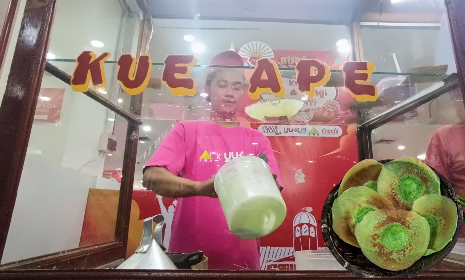 KULINER BETAWI: Kue ape merupakan slaah satu makanan khas Betawi yang hadir dalam Boom Atom Food Festival Surabaya yang digelar di Pasar Atom Mall Surabaya, Minggu (18/5).&nbsp;