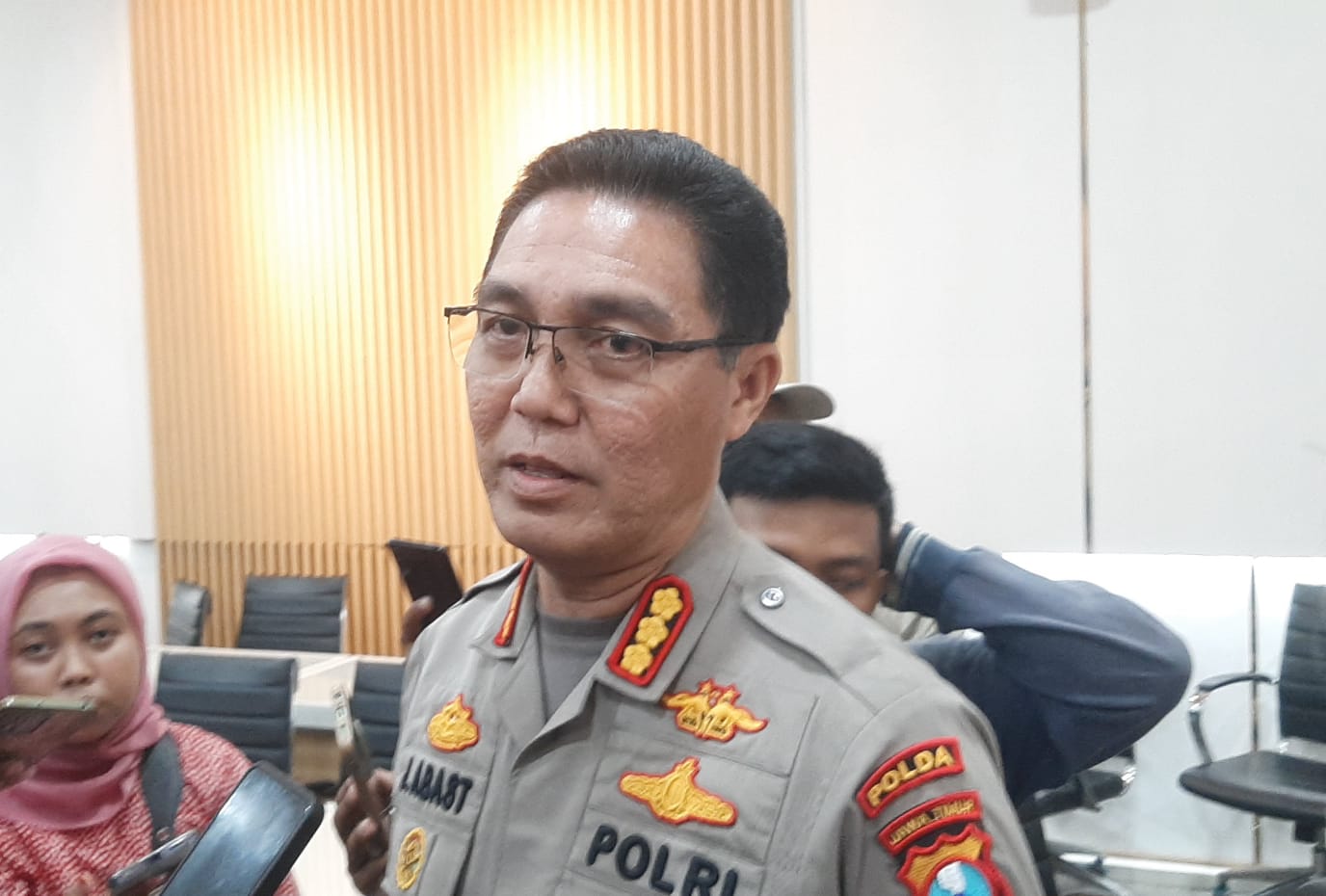 BERGANTI : Kabid Humas Polda Jatim Kombes Pol Jules Abraham Abast menyampaikan terjadinya mutasi pada sejumlah PJU di Polrestabes Surabaya. Salah satunya jabatan Kasatreskrim. (MAHRUS/RADAR SURABAYA)