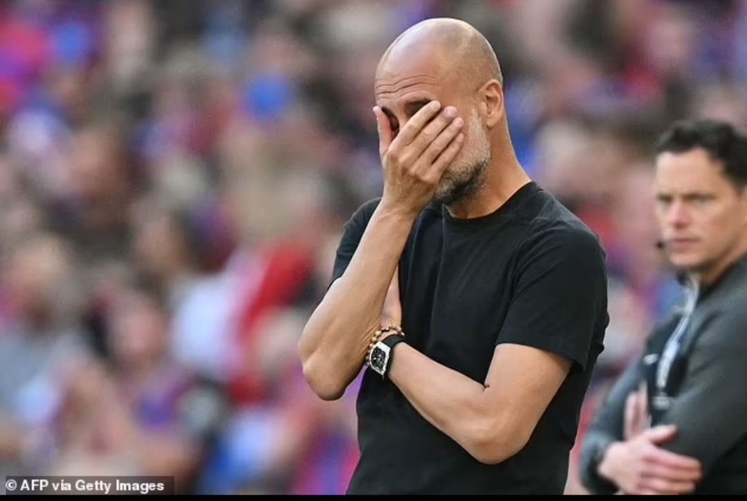 Pep Guardiola terlihat frustrasi di pinggir lapangan karena timnya kesulitan menciptakan peluang.