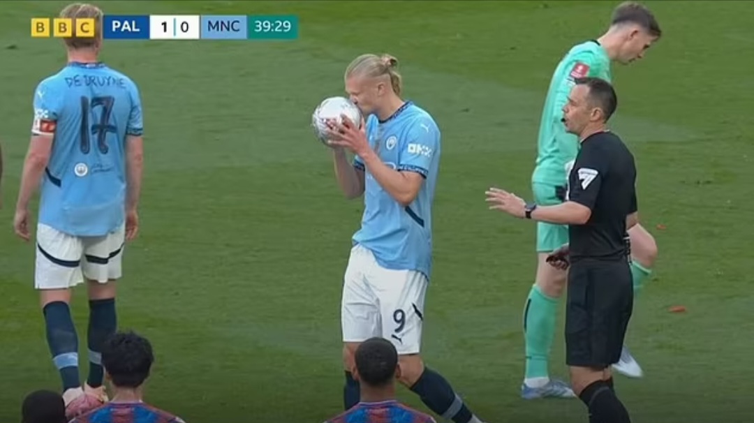 Erling Haaland tampak akan mengambil penalti sebelum memberikan bola kepada Omar Marmoush dan akhirnya gagal menjadi gol.