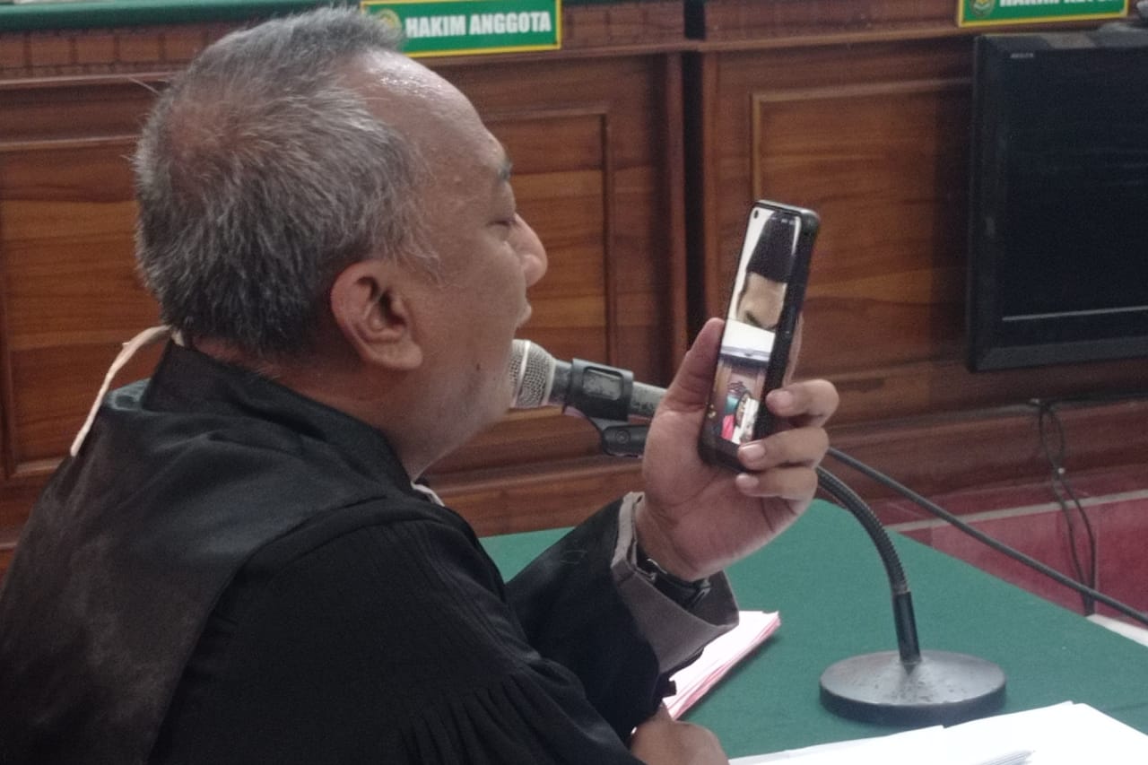 DAKWAAN : Terdakwa Rosiyanto saat menjalani sidang secara online di PN Surabaya. Ia harus menjalani sidang usai tertangkap tangan jadi kurir SS. (SURYANTO/RADAR SURABAYA)