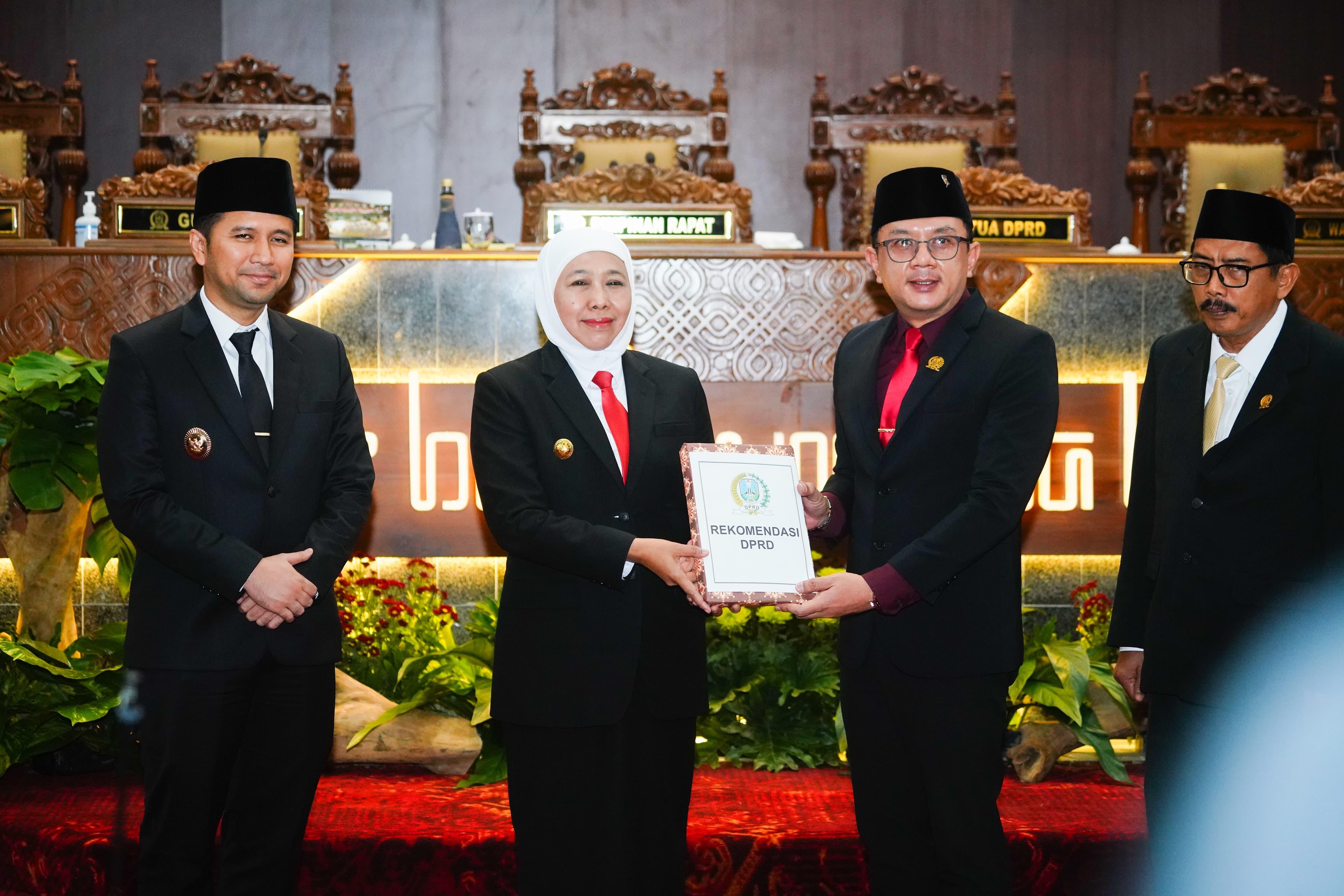 SINERGIS: Gubernur Jatim Khofifah Indar Parawansa saat sidang paripurna di DPRD Jatim.
