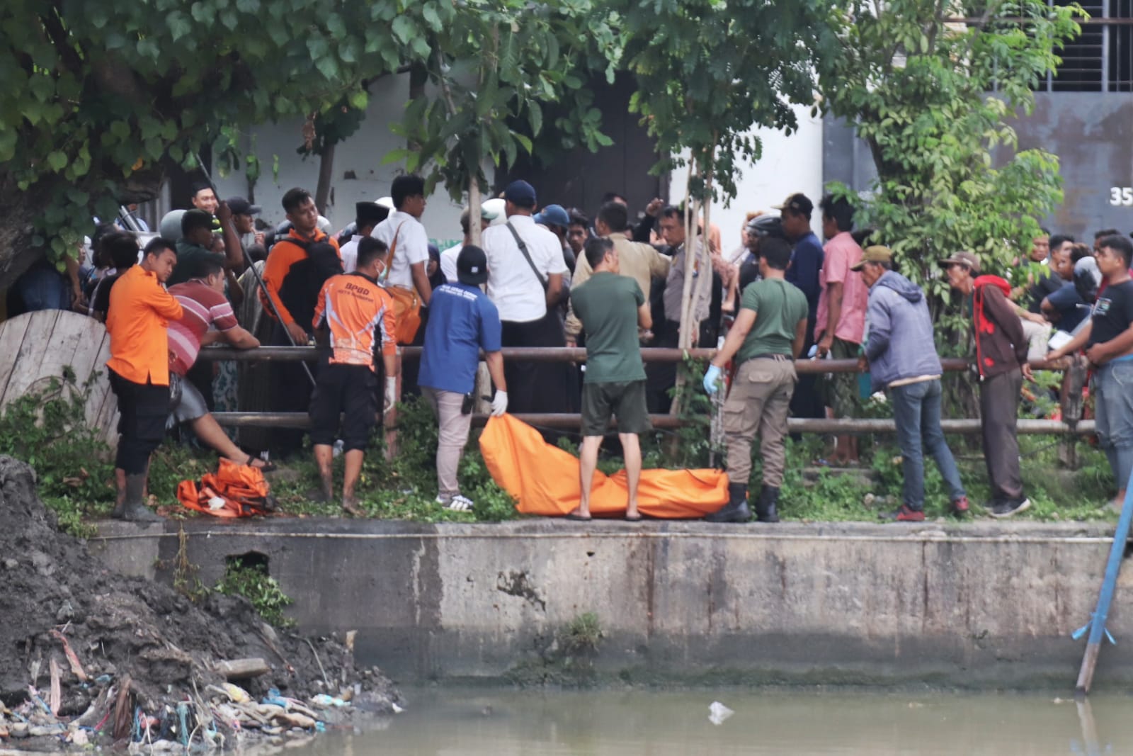DITEMUKAN : Bocah SD ditemukan mengapung dalam kondisi meninggal dunia di sungai Kalimas, Surabaya. Korban sempat dilaporkan hilang pada Minggu (18/5). (SURYANTO/RADAR SURABAYA)