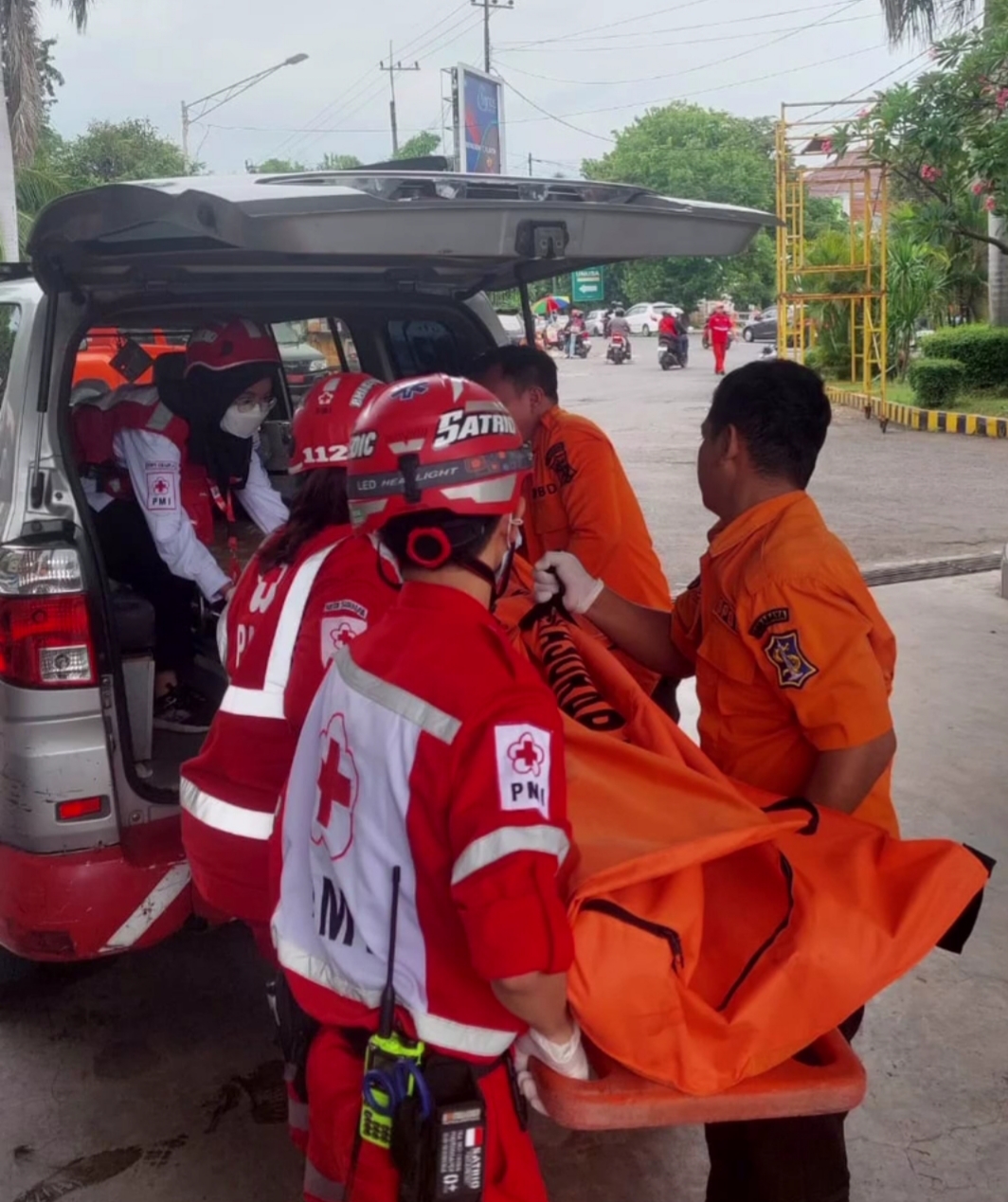 EVAKUASI : Petugas saat mengevakuasi jenazah korban DW di SPBU Jalan Jemursari, Surabaya. Korban seorang sopir ini meninggal mendadak usai isi BBM.&nbsp;(IST/RADAR SURABAYA)