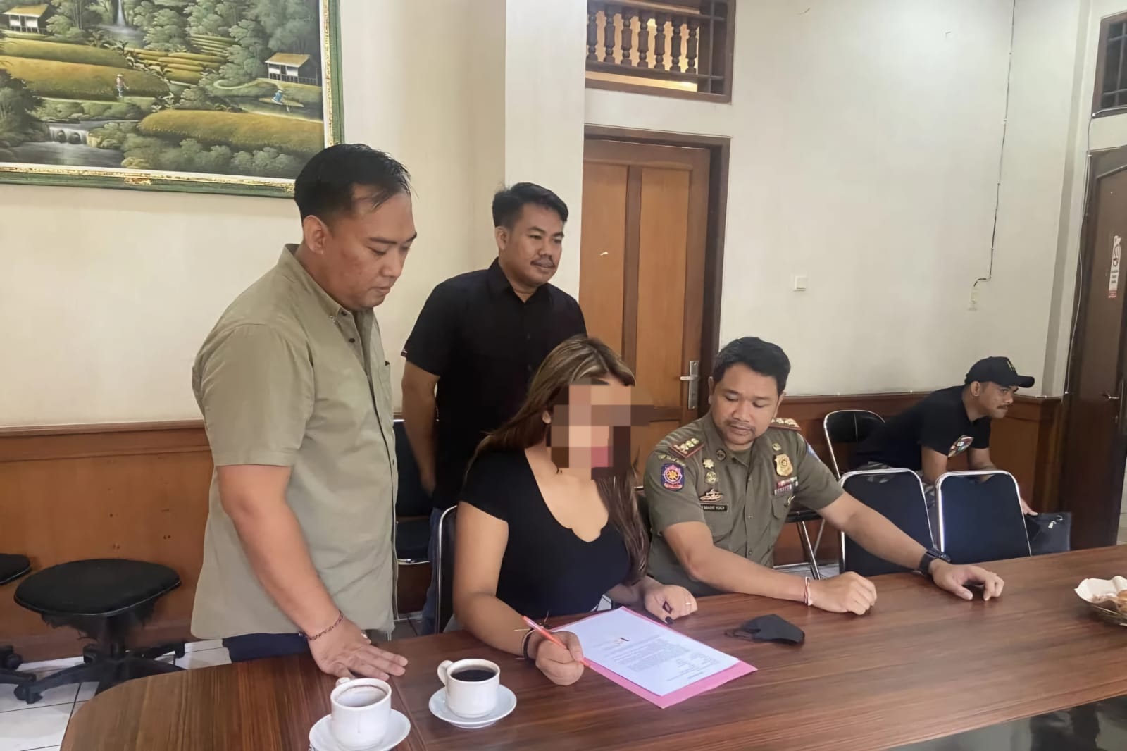 KOMITMEN : Penari joget bumbung yang sempat viral di medsos dipanggil Satpol PP Bali. (ANTARA/RADAR SURABAYA)