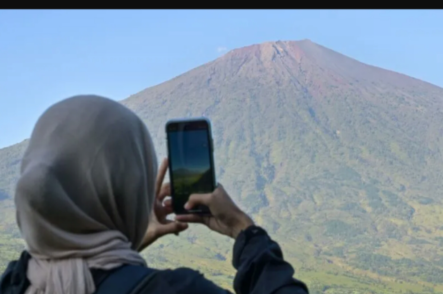 Wisatawan menikmati Gunung Rinjani di NTB.