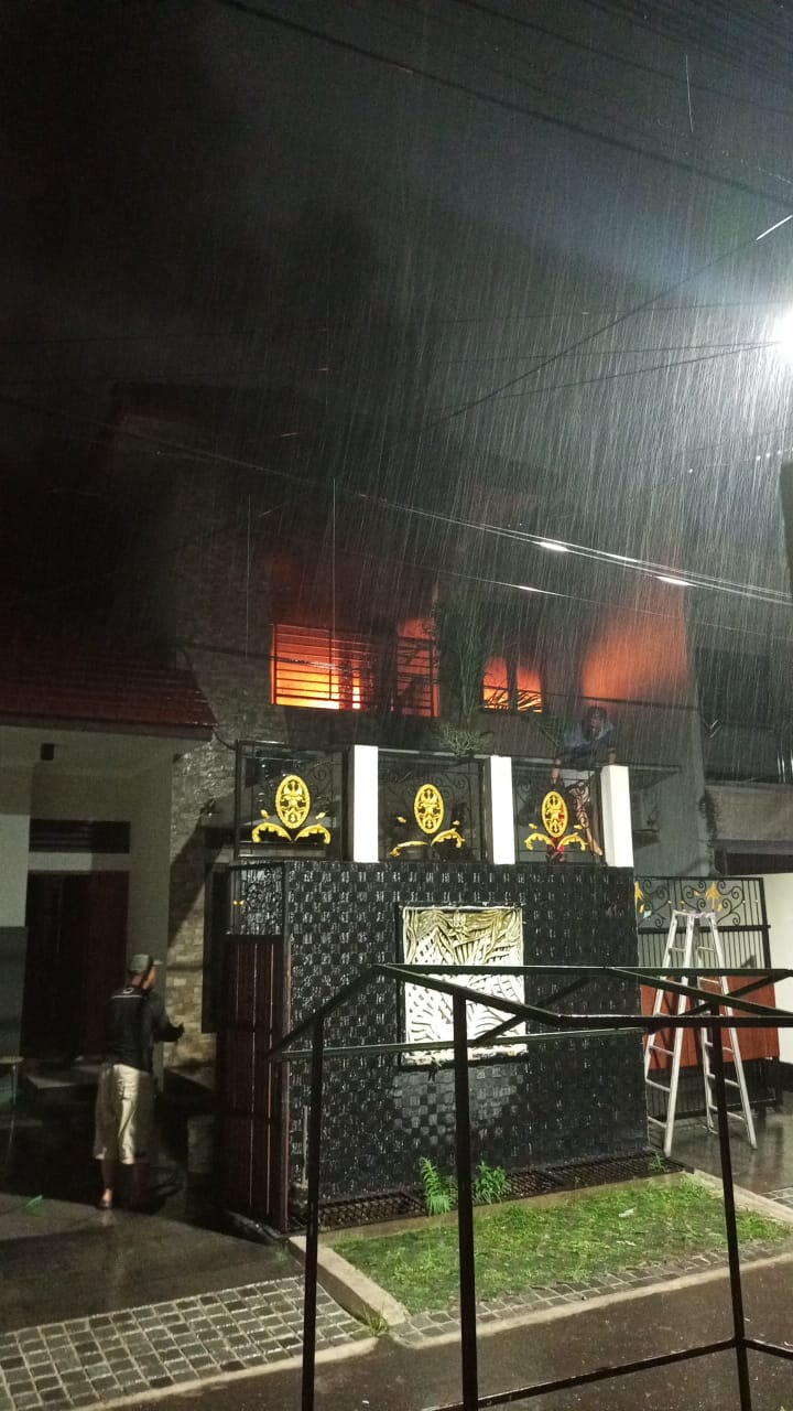 MENYALA : Bagian lantai dua rumah di Bratang Gede, Surabaya, yang terbakar, Senin (19/5) malam. (IST/RADAR SURABAYA)