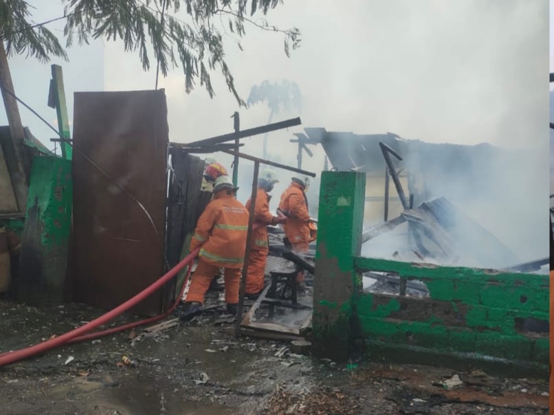 SIGAP : Petugas DPKP Surabaya saat melakukan pemadaman api yang membakar warung yang di Jalan Wonorejo Timur, Surabaya, Senin (19/5). (IST/RADAR SURABAYA)