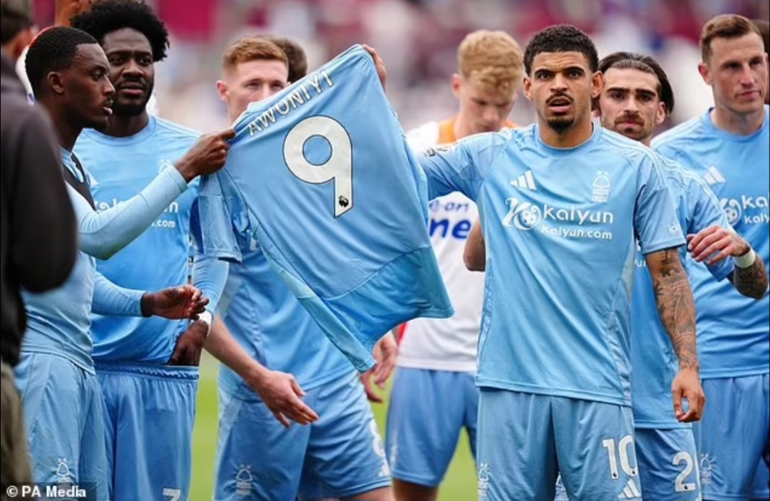 Para pemain Nottingham Forest mengangkat kaus sebagai penghormatan kepada Taiwo Awoniyi di West Ham (Mike Egerton/PA)