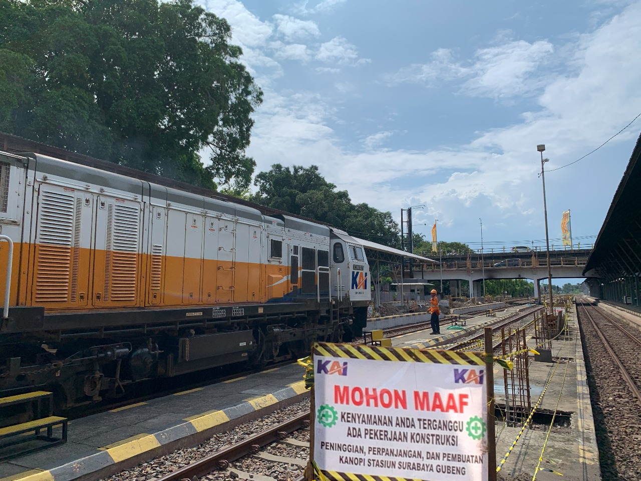 Akibat pembangunan peron tinggi dan fasilitas baru di Stasiun Surabaya Gubeng, akan ada perubahan jalur keberangkatan/kedatangan KA.