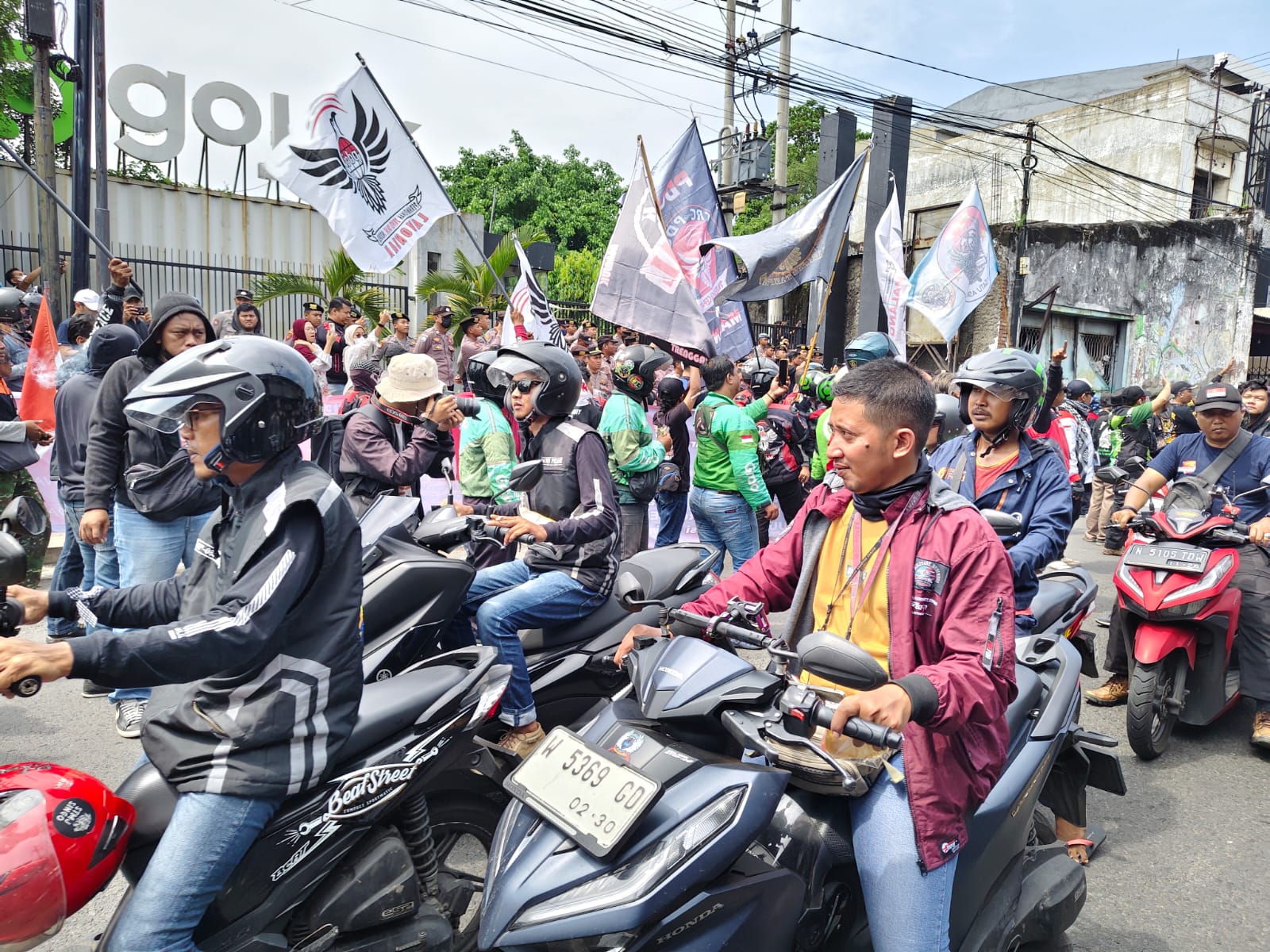 KOMPAK: Ribuan driver ojek online (ojol) dan taksi online (taxol) dari berbagai kota di Jawa Timur melakukan aksi unjuk rasa. (MUS PURMADANI/RADAR SURABAYA)