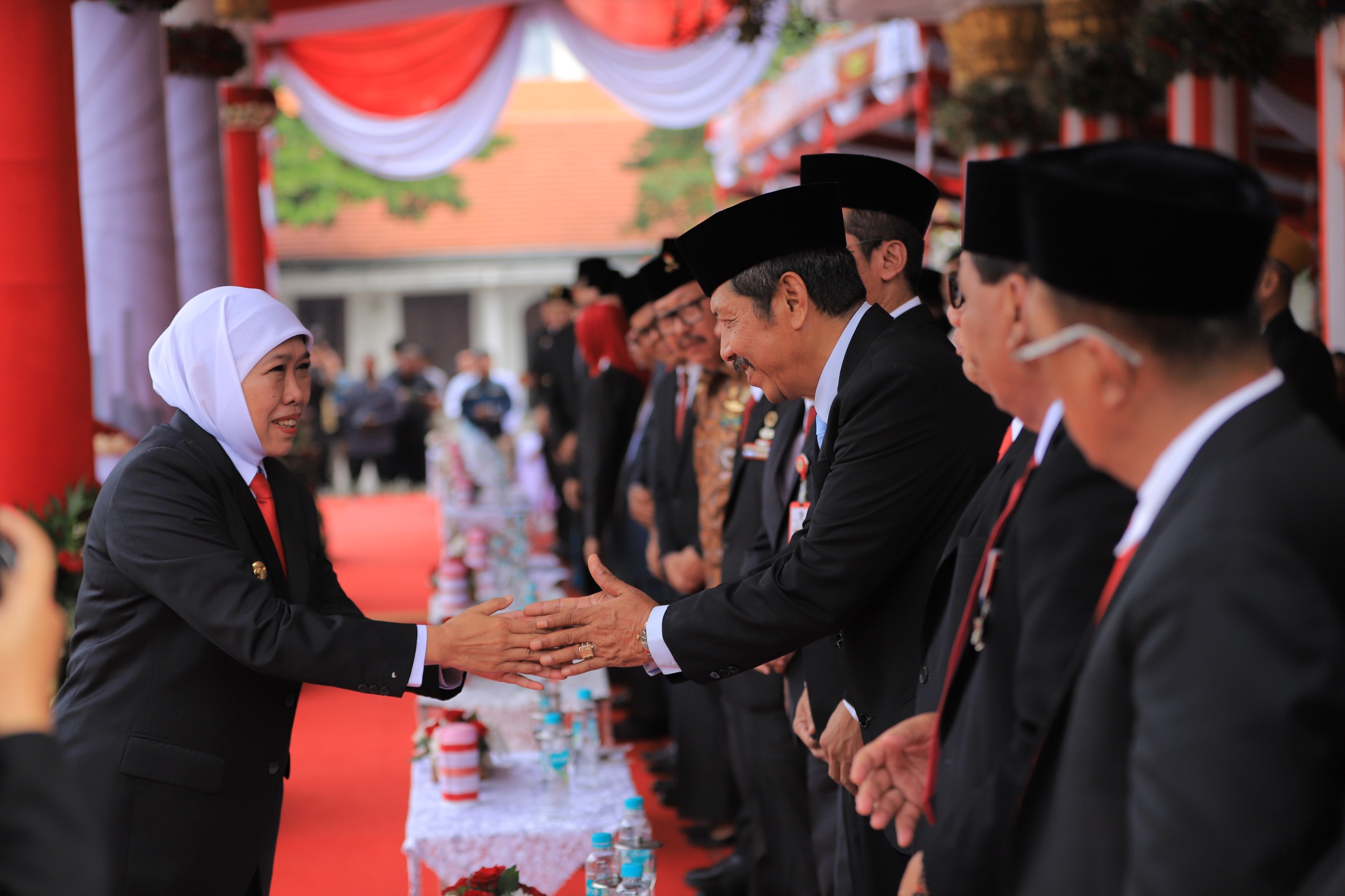 SINERGIS: Gubernur Jatim bersalaman dengan Kepala Kantor Wilayah Kementerian Hukum Jatim, Haris Sukamto.