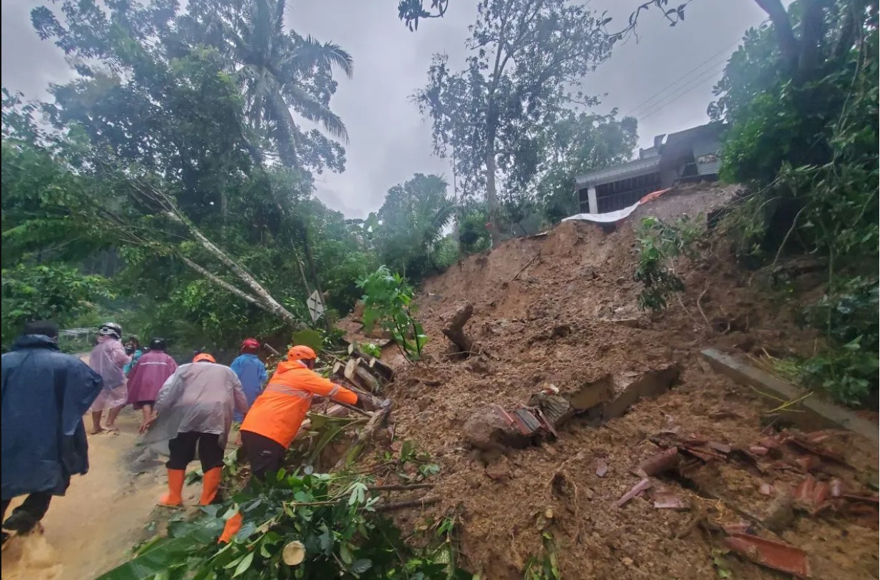Petugas SAR gabungan saat melakukan upaya mitigasi bencana dan pencarian korban di lokasi longsor Desa Depok, Kecamatan Bendungan, Trenggalek, Senin (19/5).