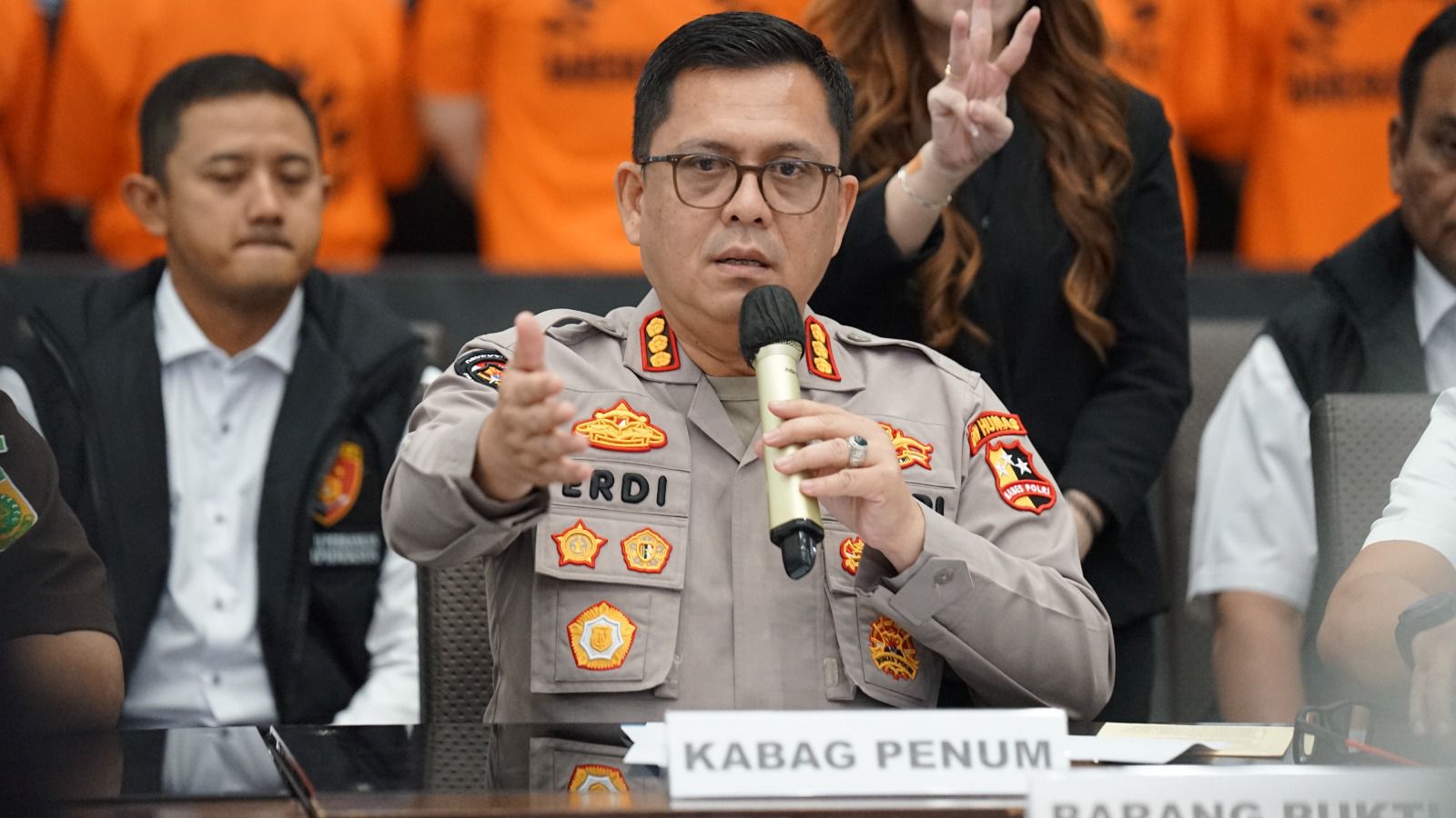 SELIDIKI : Kabag Penum Divhumas Polri Kombes Pol Erdi A. Chaniago mengungkapkan Bareskrim Mabes Polri kejar pemilik grup inses di FB. (IST/RADAR SURABAYA)