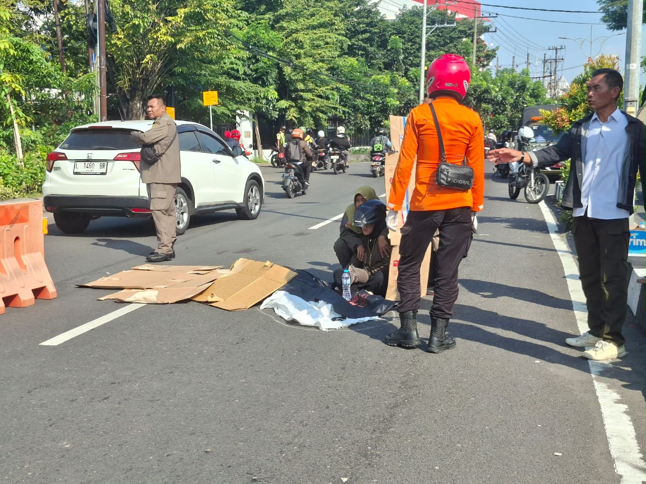 MENANGIS: Keluarga korban saat melihat jenazah saudaranya usai kecelakaan di Jalan Kalirungkut, Surabaya. Satu pengendara meninggal dunia. (M MAHRUS/RADAR SURABAYA)