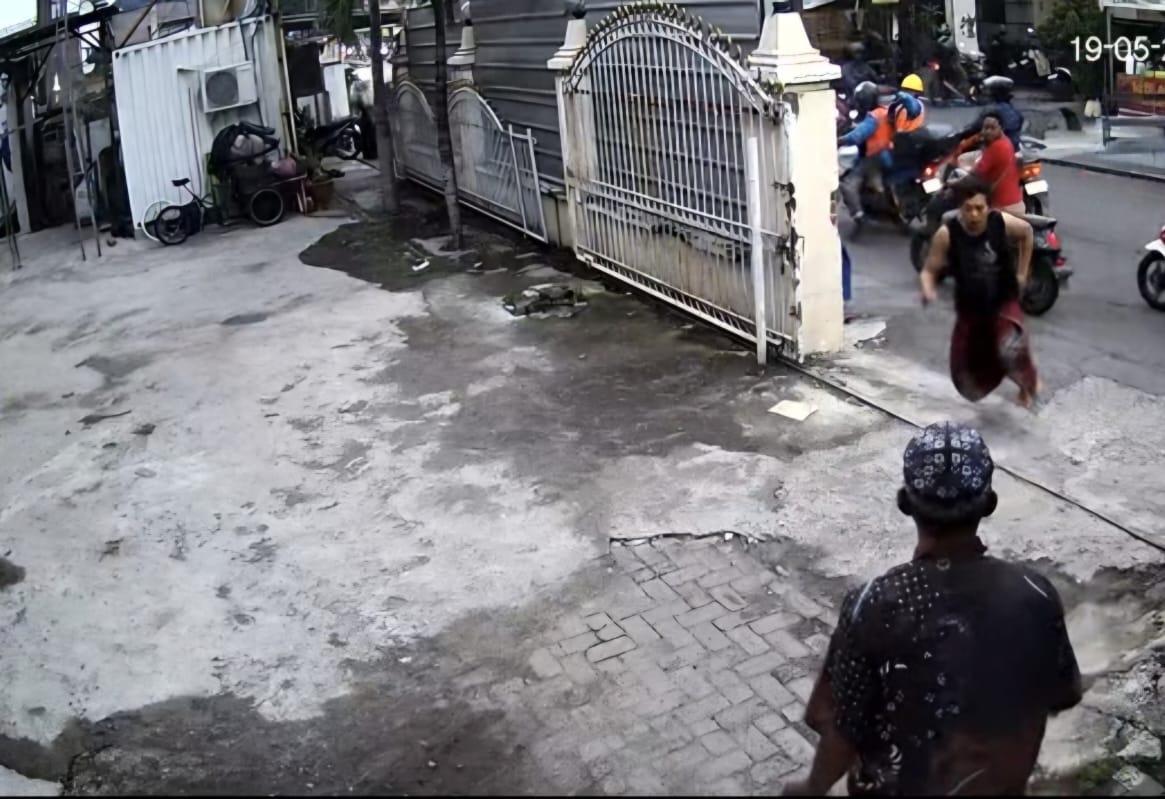 KEJAR-KEJARAN : Terduga pelaku saat mengejar korban pembacokan di belakang Masjid Shirotol Mustakim Jalan Kedinding Lor, Surabaya. (IST/RADAR SURABAYA)