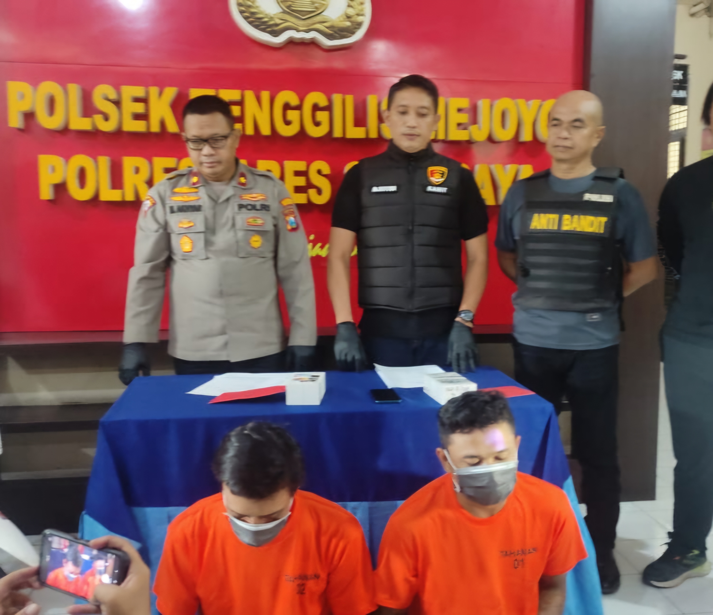 TAK BERKUTIK : Dua tersangka curanmor duduk pasrah diamankan di Mapolsek Tenggilis Mejoyo. Pelaku dan penadah ini diamankan usai beraksi di Medokan Semampir, Surabaya. (IST/RADAR SURABAYA)