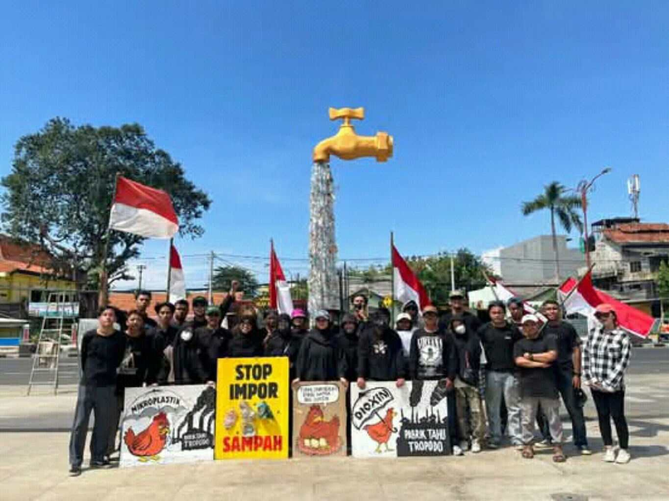 Aksi protes sampah plastik impor oleh aktivis lingkungan di Surabaya. (IST)