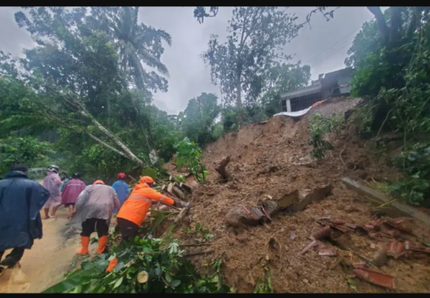 Petugas mengevakuasi korban tanah longsor di Trenggalek. (IST)