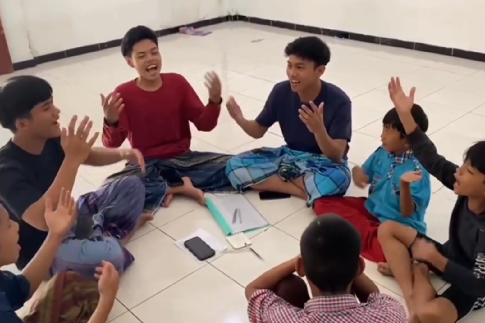 Salah satu kegiatan di Kampung Anak Negeri Surabaya dalam membina anak-anak yang terkait masalah kenakalan remaja.