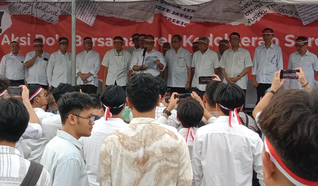 Para dokter dan mahasiswa Fakultas Kedokteran (FK) se-Surabaya yang tergabung dalam Arek Kedokteran Suroboyo menggelar aksi tolak intervensi Kemenkes,  Selasa (20/5). (RAHMAT SUDRAJAT/RADAR SURABAYA)