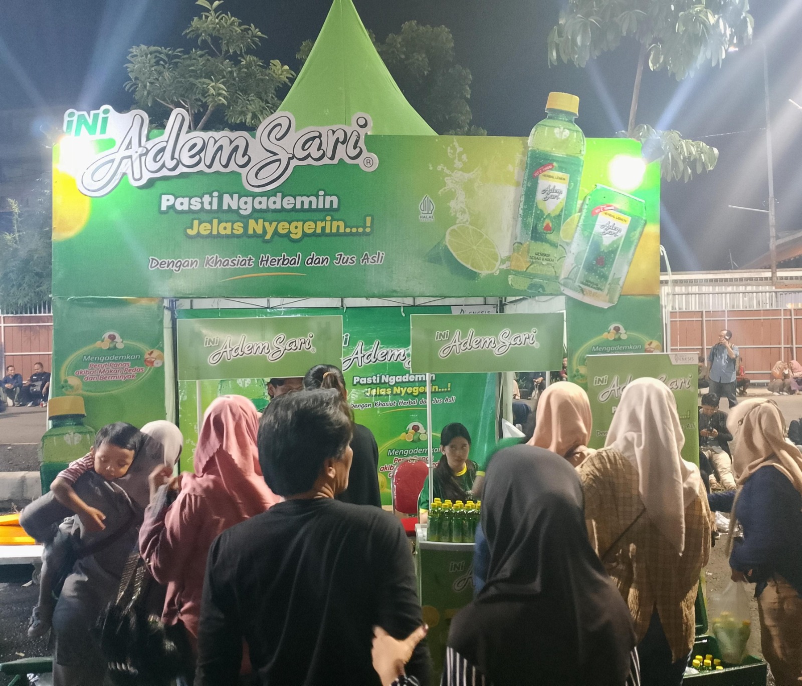 RAMAI: Booth Adem Sari di Festival Rujak Uleg 2025 yang diselenggarakan di Surabaya Expo Center (SBEC), Sabtu (17/5).