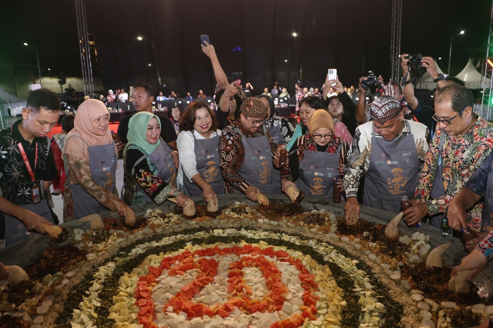 EVENT TAHUNAN: Melalui partisipasinya di Festival Rujak Uleg 2025, Enesis Group berharap dapat memberikan kontribusi positif terhadap pelestarian kekayaan budaya kuliner Surabaya.