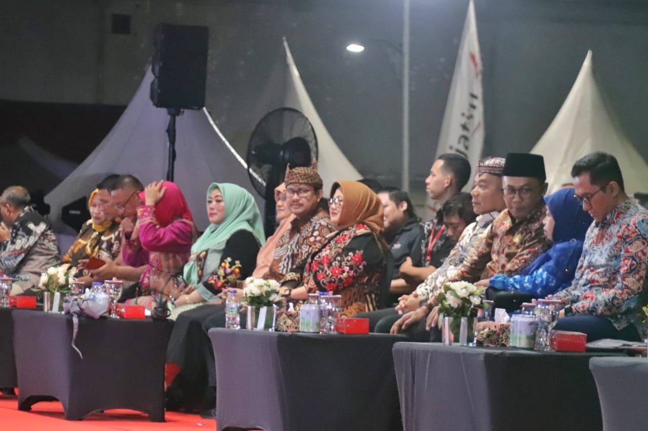 TAMU UNDANGAN: Sejumlah pejabat Pemkot Surabaya, pimpinan DPRD Surabaya, anggota DPR RI, perwakilan kementerian, dan duta besar kehormatan yang hadir dalam Festival Rujak Uleg 2025.