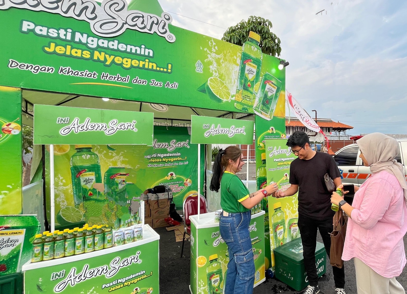 FAVORIT: Adem Sari menjadi pilihan masyarakat yang tak hanya menghilangkan dahaga, namun juga panas dalam. Cocok buat habis makan pedes biar adem lagi perut dan tenggorokan.