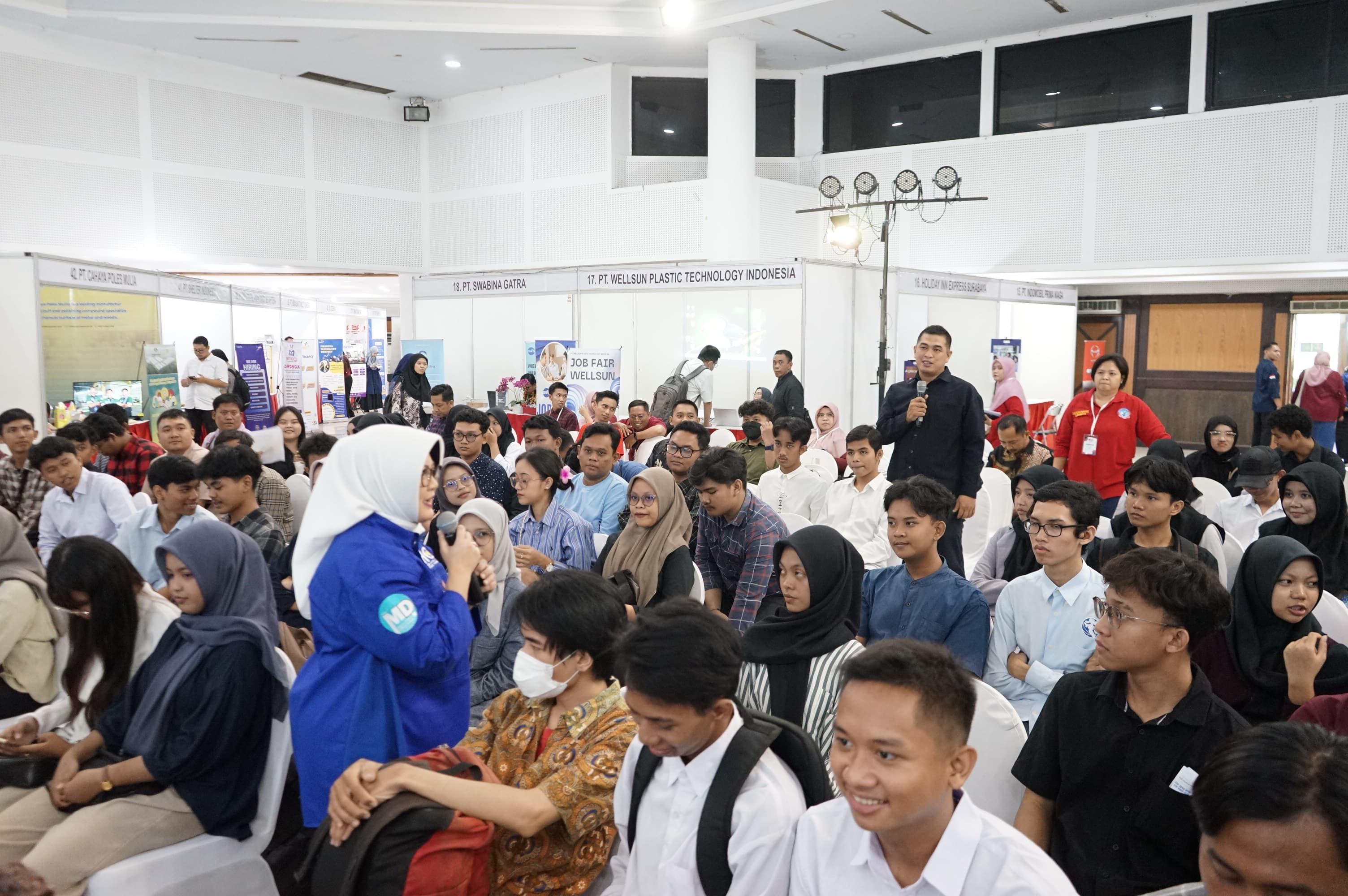 Suasana job fair yang diadakan Pemkot Surabaya sangat meriah. (IST)