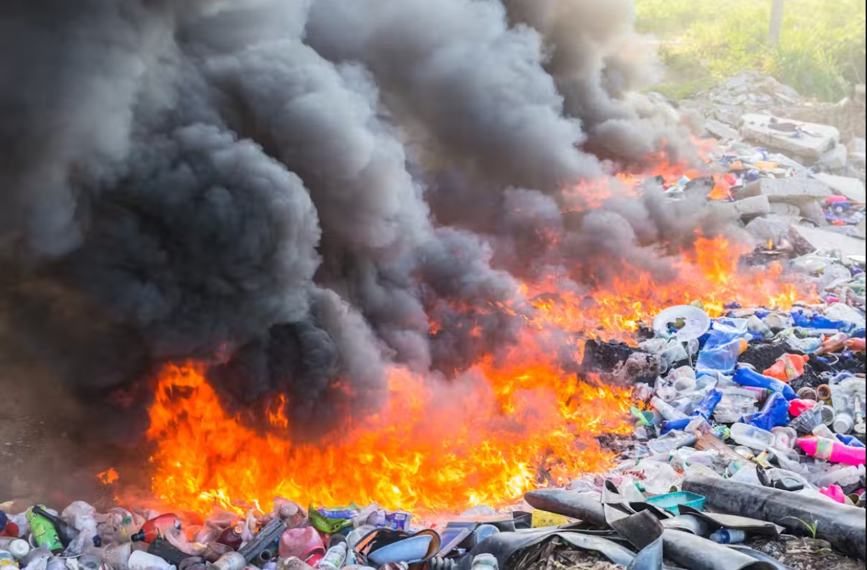 Membakar sampah bukan solusi mengatasi tumpukan sampah, justru menimbulkan dampak yang lebih buruk.